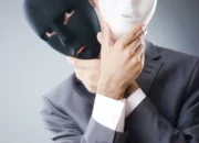 Topeng Digital: Persona Online dan Ancaman Alienasi